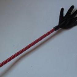 Короткий красный плетеный стек с наконечником-ладошкой - 70 см.